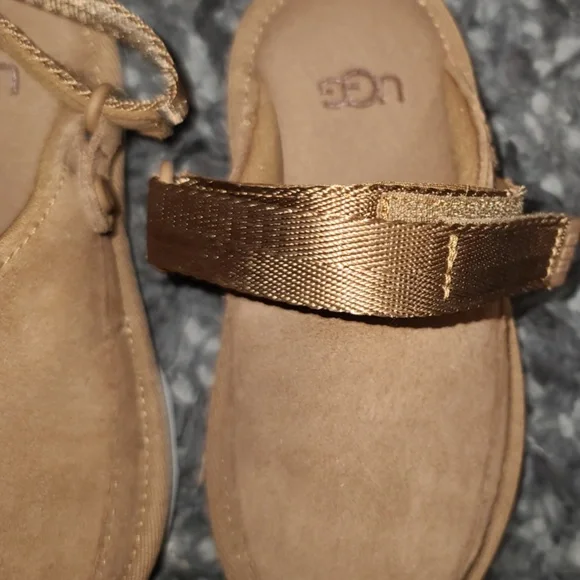 UGG Goldenstar Clog (Little Kid) size 9 NWOT - Picture 4 of 4
